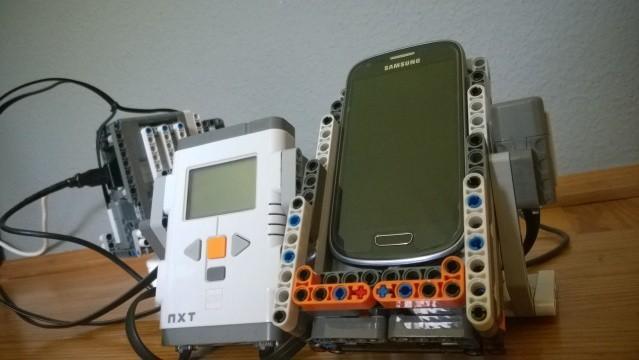 Enchufando y desenchufando un cargador de móvil con un robot