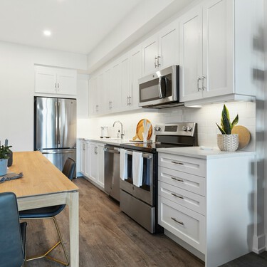 El carrito auxiliar perfecto para cocinas pequeñas: cabe en cualquier rincón, sirve como despensa y lo tenemos por menos de 20 euros 