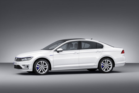 Con este precio no parece que Volkswagen quiera vender muchos Passat GTE