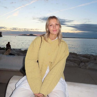 Las nuevas Nike en color amarillo vainilla que van a ser las favoritas de las pijas para 2026 