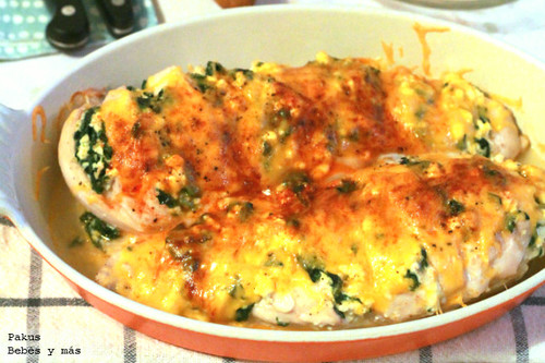 Pechugas de pollo rellenas de requesón y espinacas. Receta para toda la familia