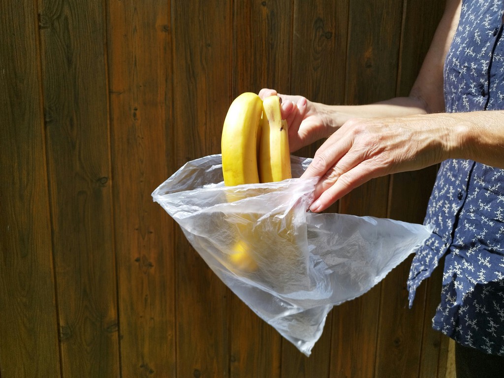 Después de descubrir este truco para conservar los plátanos maduros, me duran semanas en casa 