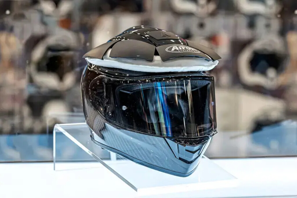 La próxima revolución en los cascos de moto se la ha inventado una marca de cinturones de coche, según estas patentes