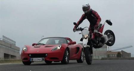 Husqvarna SM 511 R contra Lotus Elise