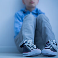 Mikel tiene nueve años y quiere jugar al fútbol, pero su equipo no le deja porque es autista