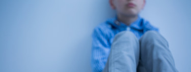 Mikel tiene nueve años y quiere jugar al fútbol, pero su equipo no le deja porque es autista