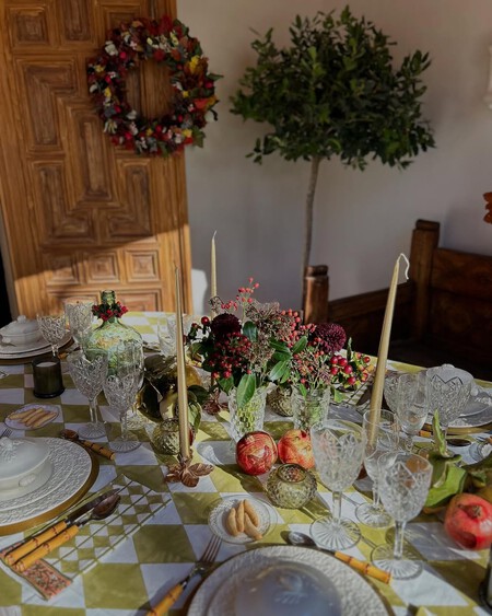 Una Mesa Diferente Para El Dia De Navidad Decorada Con Membrillos Granadas Y Pequenos Centros 2