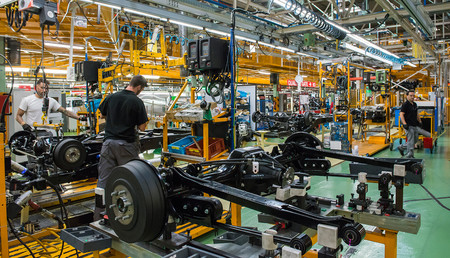 Nissan planea despedir a 600 trabajadores de la Zona Franca para asegurar la rentabilidad de la planta