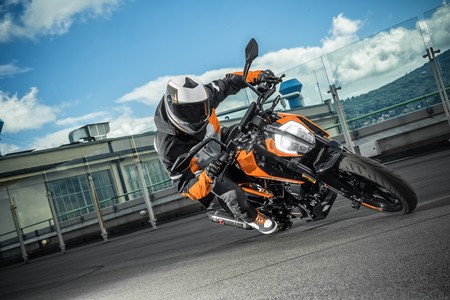 Estés o no esté Ready to Race, el catálogo 2017 de KTM te va a poner los dientes largos