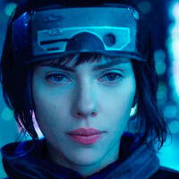 "Darth Vader no debería hablar inglés": director defiende a Scarlett Johansson de controversia en una película de ciencia ficción que fracasó en el cine 