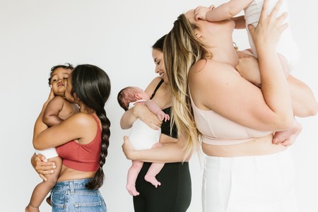 Facebook rechaza estos anuncios de ropa de maternidad con madres reales por considerar las imágenes "sexualmente sugestivas o provocativas"