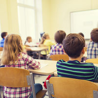 Una madre de Madrid consigue que su hijo pueda repetir curso por segunda vez, tras años de colegio perdidos por culpa del cáncer