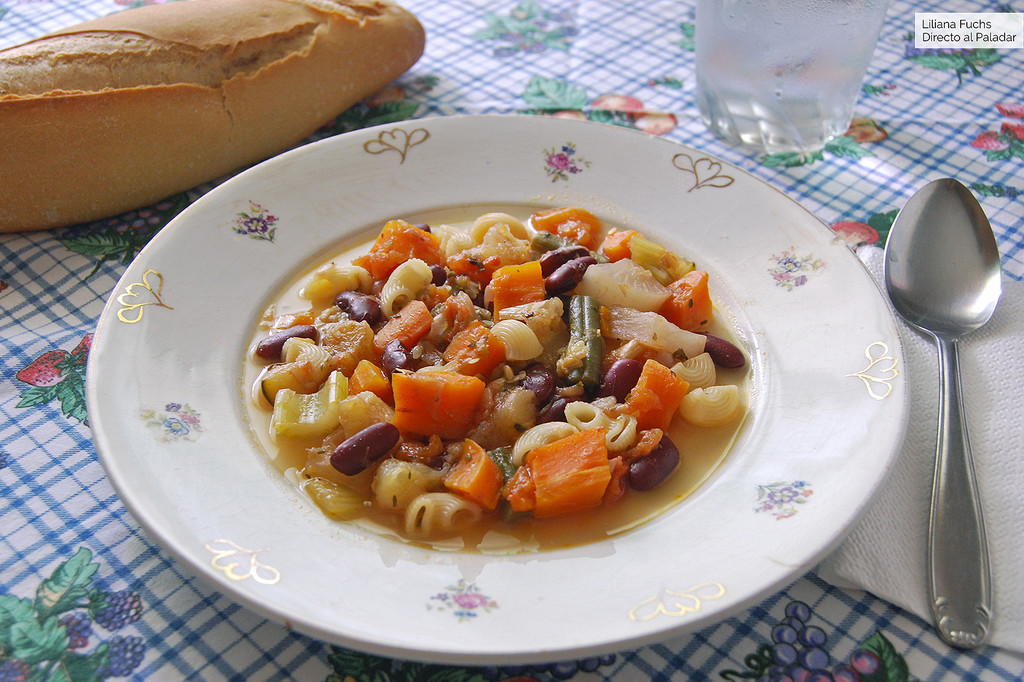 Verduras guisadas con alubias y pasta: receta vegetariana saludable y completísima