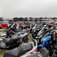 Un caballito o una carrera, y tu moto a la chatarra en 48 horas. La nueva ley británica que es tan radical como suena