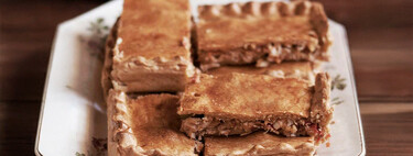 Empanada de atún con tomate, la receta con masa casera más fácil que hay