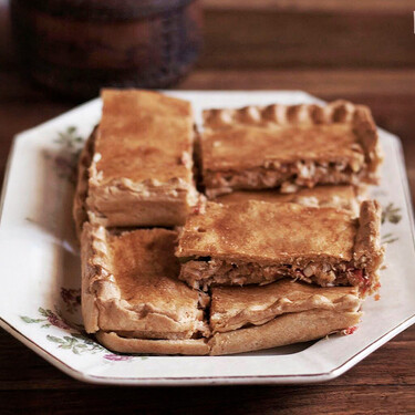 Empanada de atún con tomate, la receta con masa casera más fácil que hay