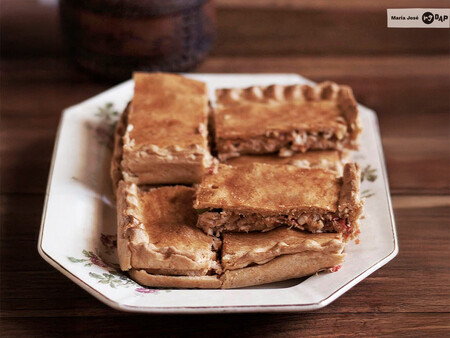Empanada de atún con tomate, la receta con masa casera más fácil que hay
