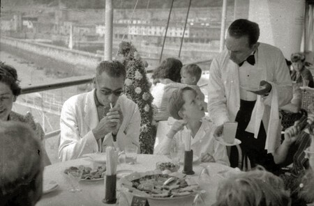 Miembros De La Familia Real Belga Entre Los Que Se Encuentran Los Hijos Del Rey Leopoldo Iii Balduino Y Alberto Durante Una Comida En El Club Nautico 2 De 4 Fondo Marin Kutxa Fototeka