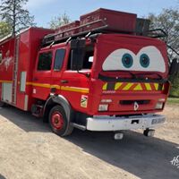 Una embolia pulmonar le hizo cambiar de vida. Ahora vive en un camión de bomberos de nueve toneladas que le costó menos que un Seat Ibiza