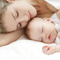 ¿Cuándo empiezan los bebés a dormir toda la noche?