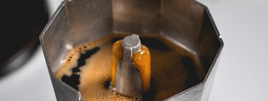 Este es el truco de los baristas para hacer el café en la cafetera de toda la vida con la tapa abierta