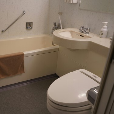 Qué necesitas para que baño sea adaptado: estos son los cambios que debes hacer y los precios de la obra 