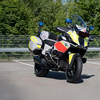 Saluda a la BMW R 1300 RT-P,  la futura moto de la Guardia Civil de Tráfico. Viene cargada hasta los dientes y te vas a aburrir de verla