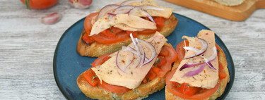 Tostas de pimiento asado, tomate y bonito del norte: receta fácil para un desayuno saludable