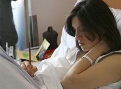 Da a luz y le permiten examinarse desde el hospital