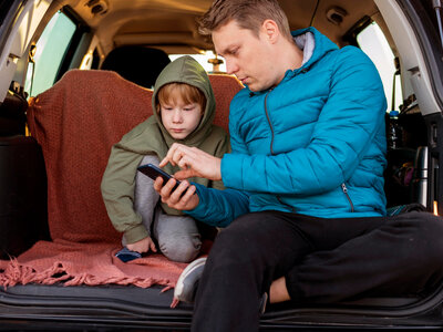 ¿Por qué está desaconsejado dejar que los más pequeños manejen móviles y tablets en el coche y qué alternativas tenemos? 