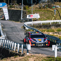 Thierry Neuville se apunta el último rally de 2022 y el Hyundai de Dani Sordo arde pasto de las llamas