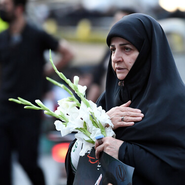 El hijab sigue siendo obligatorio en Irán: lo que se ha suspendido es una ley, no el código de vestimenta