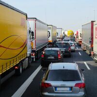 Casi un tercio de los camiones que circulan por España emiten altos niveles de contaminación, según T&E 