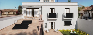 Sin instalador y con sólo un enchufe. Así funcionan estas placas solares que se colocan en cualquier lugar de casa