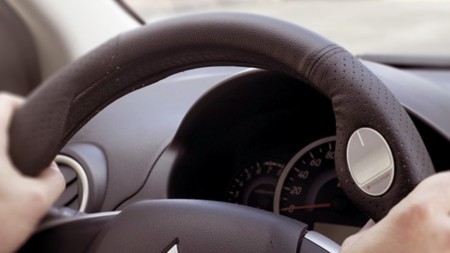 Dentro de poco podrás manejar el móvil desde un ratón en el propio volante del coche
