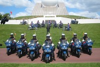 Sin casco, hablando por el móvil y saltándose un semáforo... ¿alguien da más? Pues sí