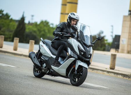 SYM Cruisym Alpha 300: un maxiscooter para el carnet A2 que se renueva con un motor Euro 5 de 25 CV más eficiente, por 5.099 euros