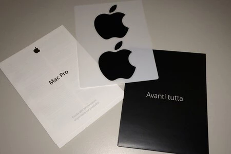 Apple製品には必ずステッカーが貼られていました。これで終わりです (画像: Wikimedia Commons )