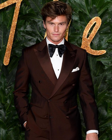 El accesorio perfecto para tu look de fiesta se lleva más grande que nunca (y al cuello)