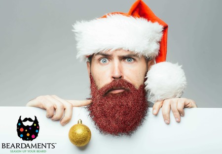 Beardaments lo vuelve a hacer, ¿te atreves con glitter y esferas en tu barba para esta navidad?