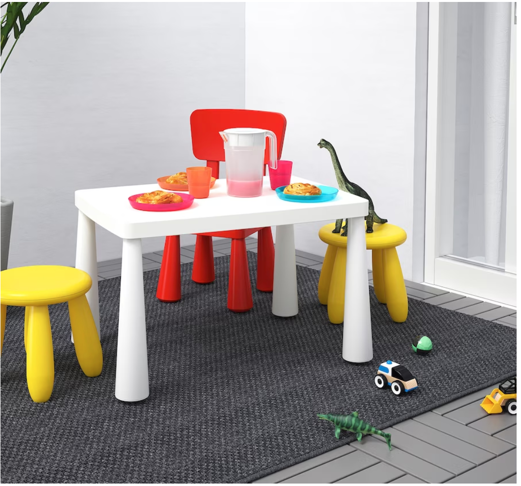 Esta mesa está preparada para aguantar el frío, el agua y el sol. Es ideal para usarla al aire libre y fácil de limpiar.