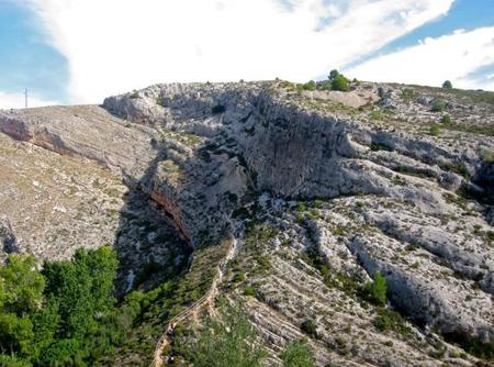 Sendero a les Covetes dels Moros