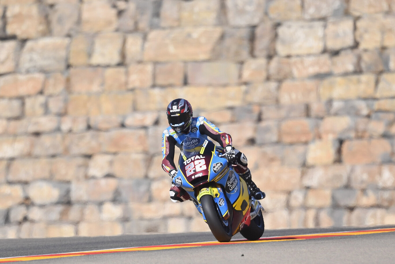 Sam Lowes vuelve a aprovechar la caída del líder para ganar pero es Enea Bastianini el nuevo líder de Moto2