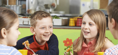 Los menús de los comedores escolares son desequilibrados y deficientes: así es como podemos compensarlos en casa 