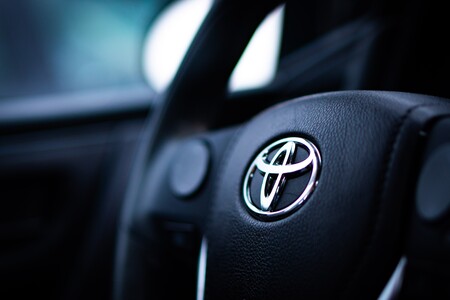 Toyota es la marca de coches mejor valorada pero Tesla es la que más crece, según el informe anual de Interbrand