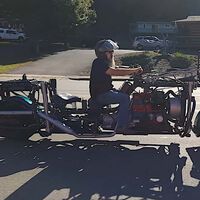 La moto más larga del mundo mide 5 metros, pesa 1,5 toneladas y usa el motor de un viejo Chevrolet