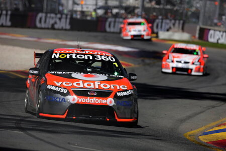 Jamie-Whincup-race-adelaida.jpg