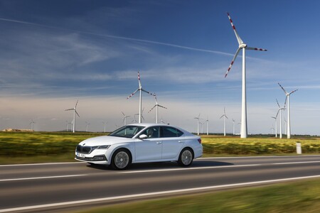Nuevo Škoda Octavia iV: la versión híbrida enchufable del superventas checo llega con 60 km de autonomía y parte de 35.650 euros