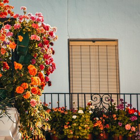 Lidl convierte hasta el balcón más soso en un bonito patio andaluz con mucho encanto con este set de sillas y mesa de madera 
