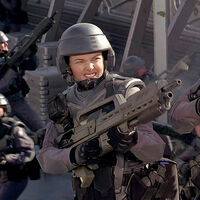 Starship Troopers sorprendió con una escena adelantada a su tiempo, pero requirió que su director se desnudara para poder rodarla
